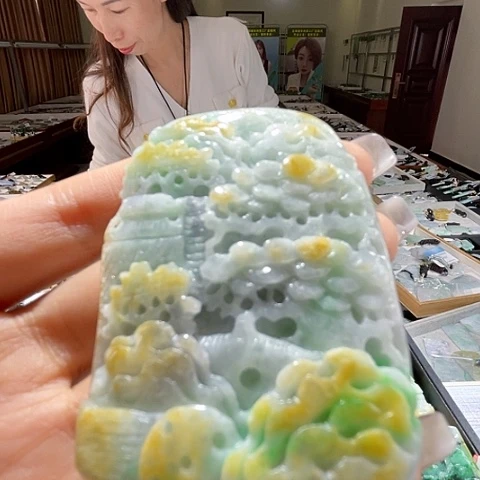 翡翠未镶嵌项圈一个