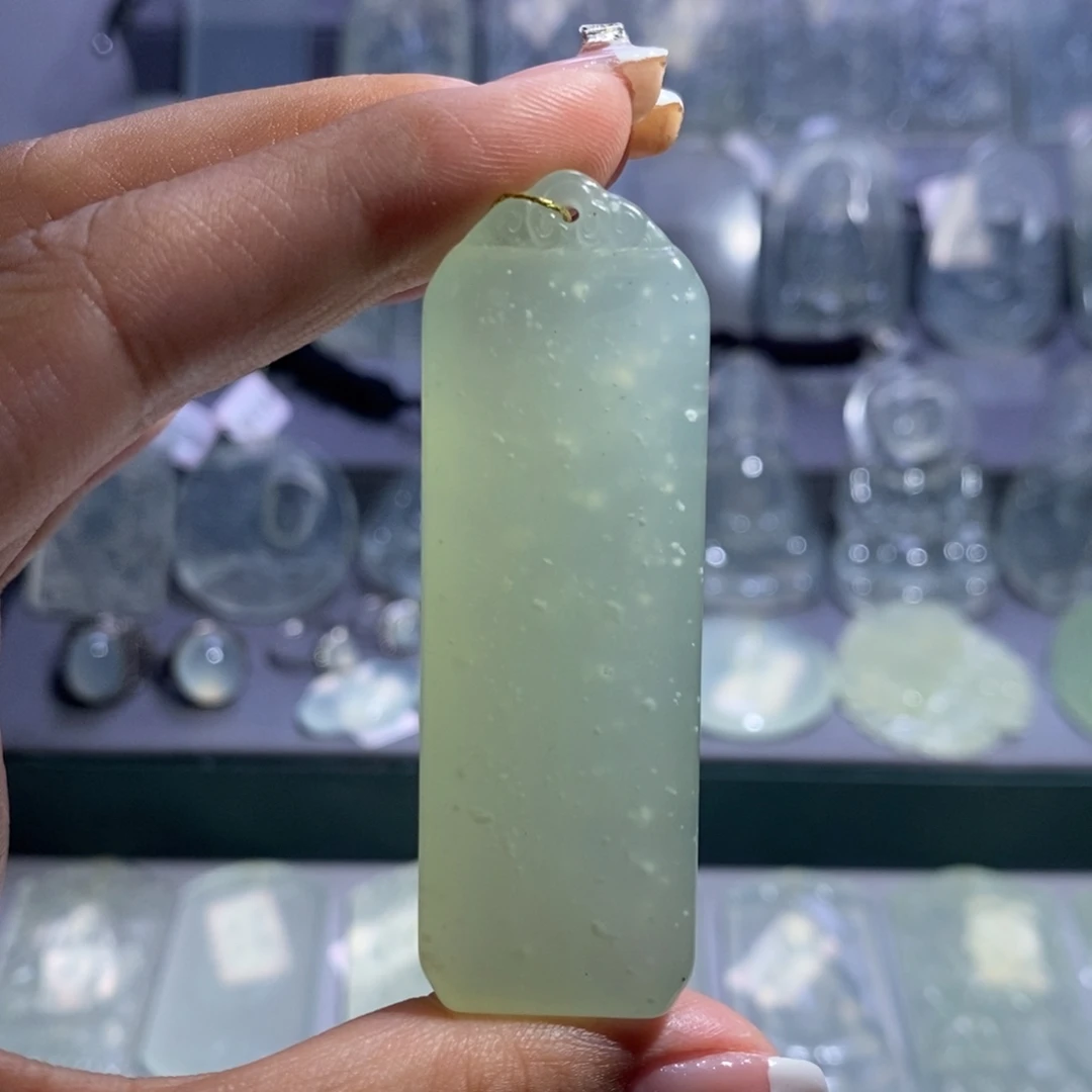 岫玉未镶嵌颈饰无事牌