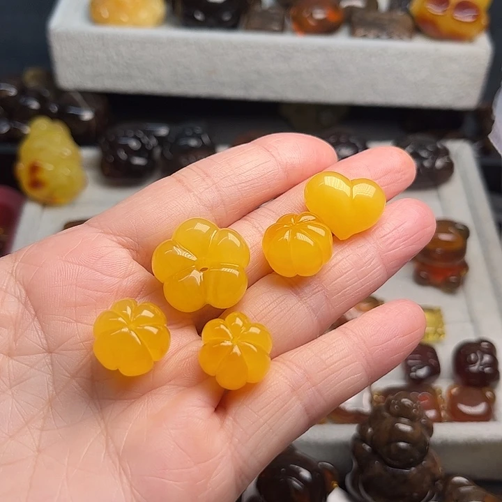 琥珀未镶嵌颈饰俄料