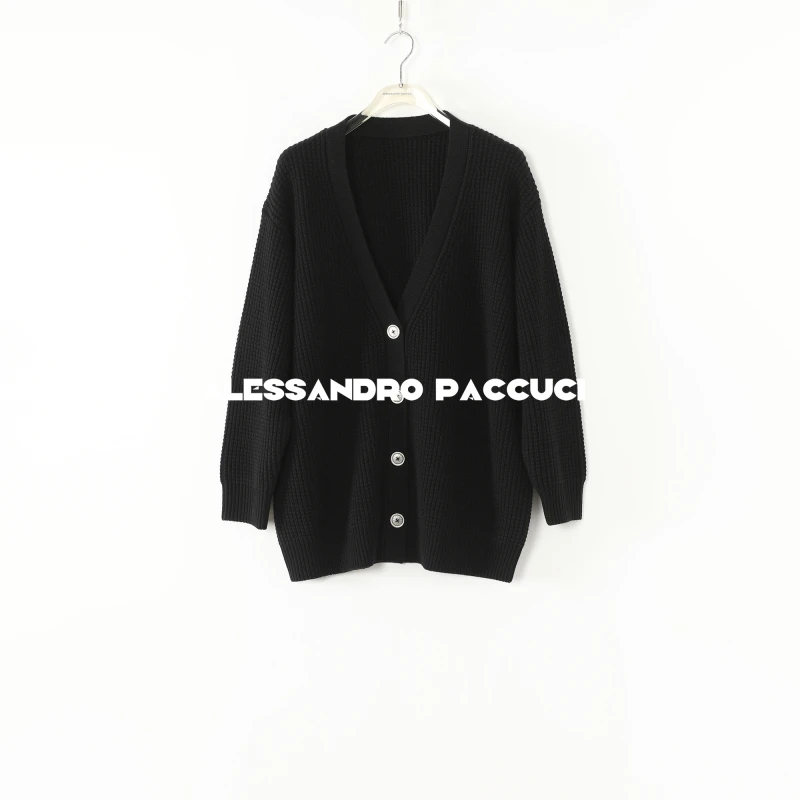 AP洛哥53116SK绵羊毛+山羊绒V领菠萝针黑色银扣时尚百搭宽松开衫