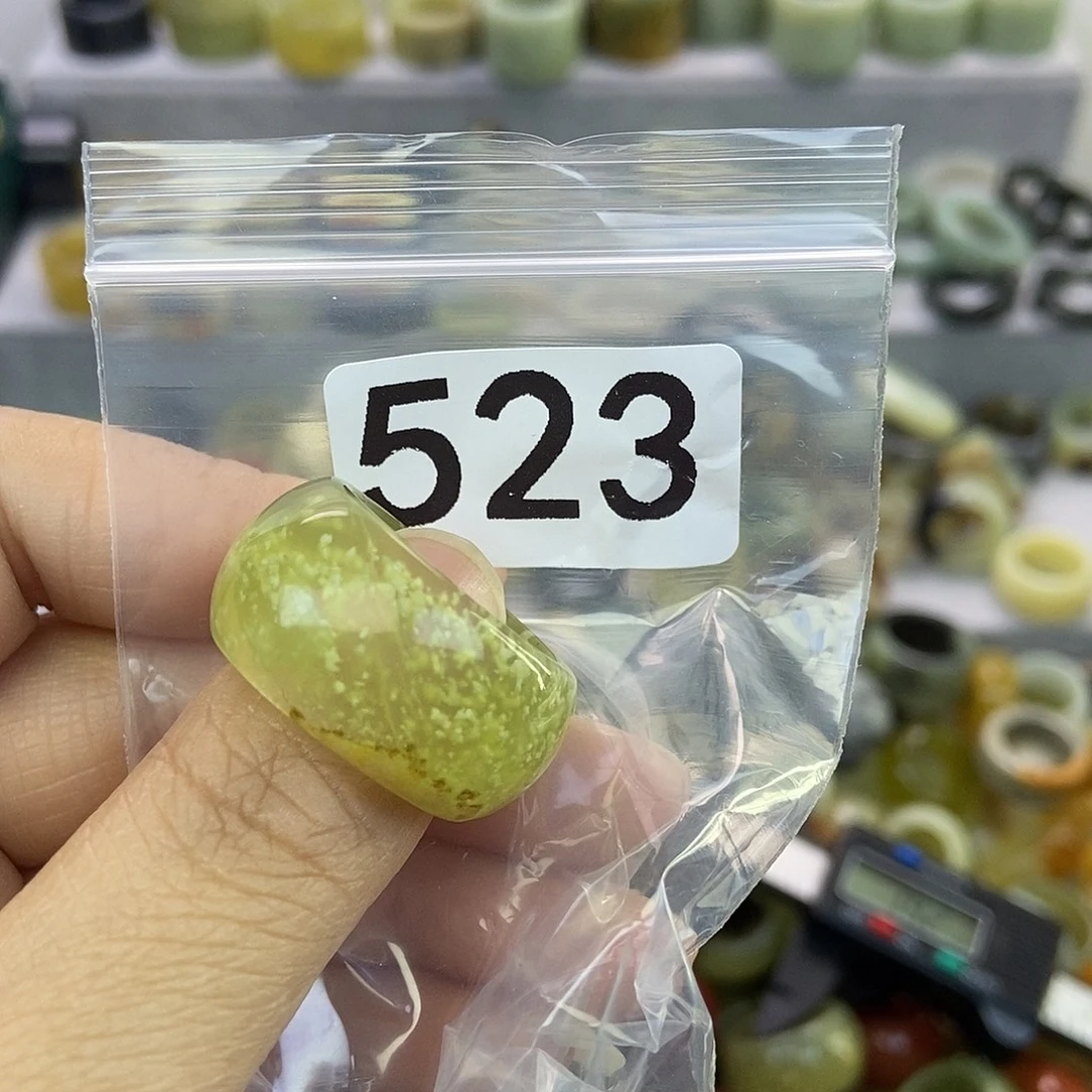 小***子蛇纹石玉未镶嵌戒指