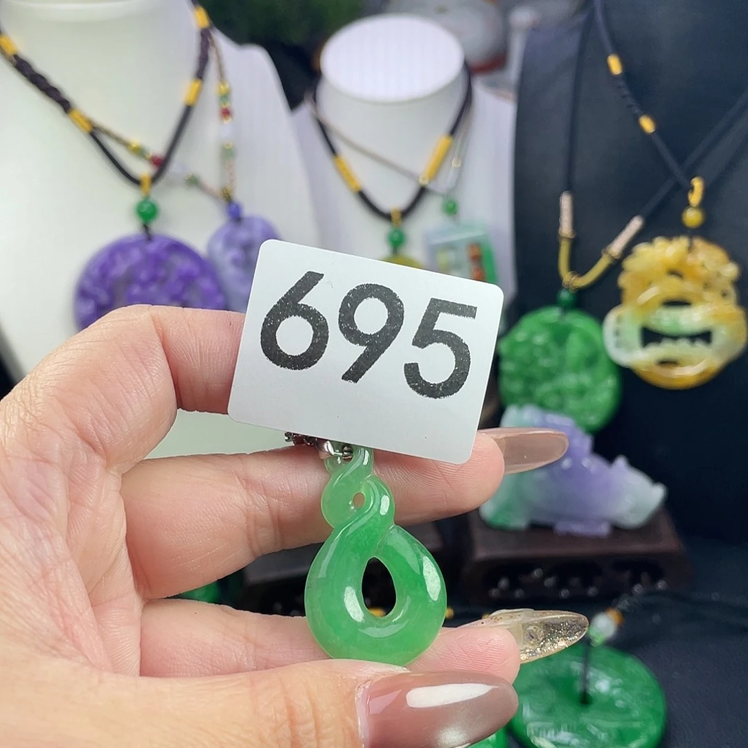 翡翠未镶嵌吊坠(赠链)