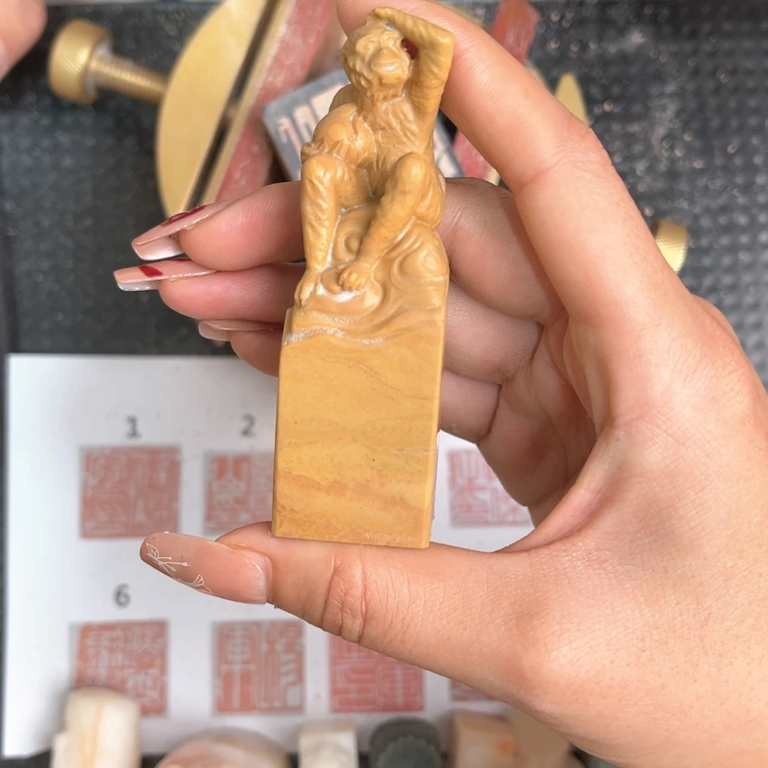 巴林石j****强现场纯手工篆刻