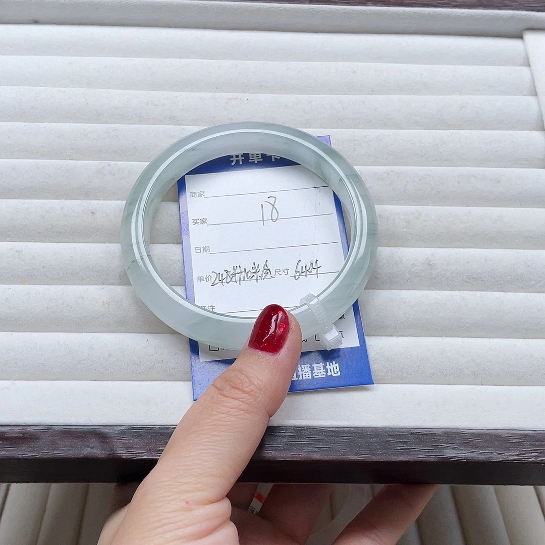 团***圆石英质玉未镶嵌手镯18