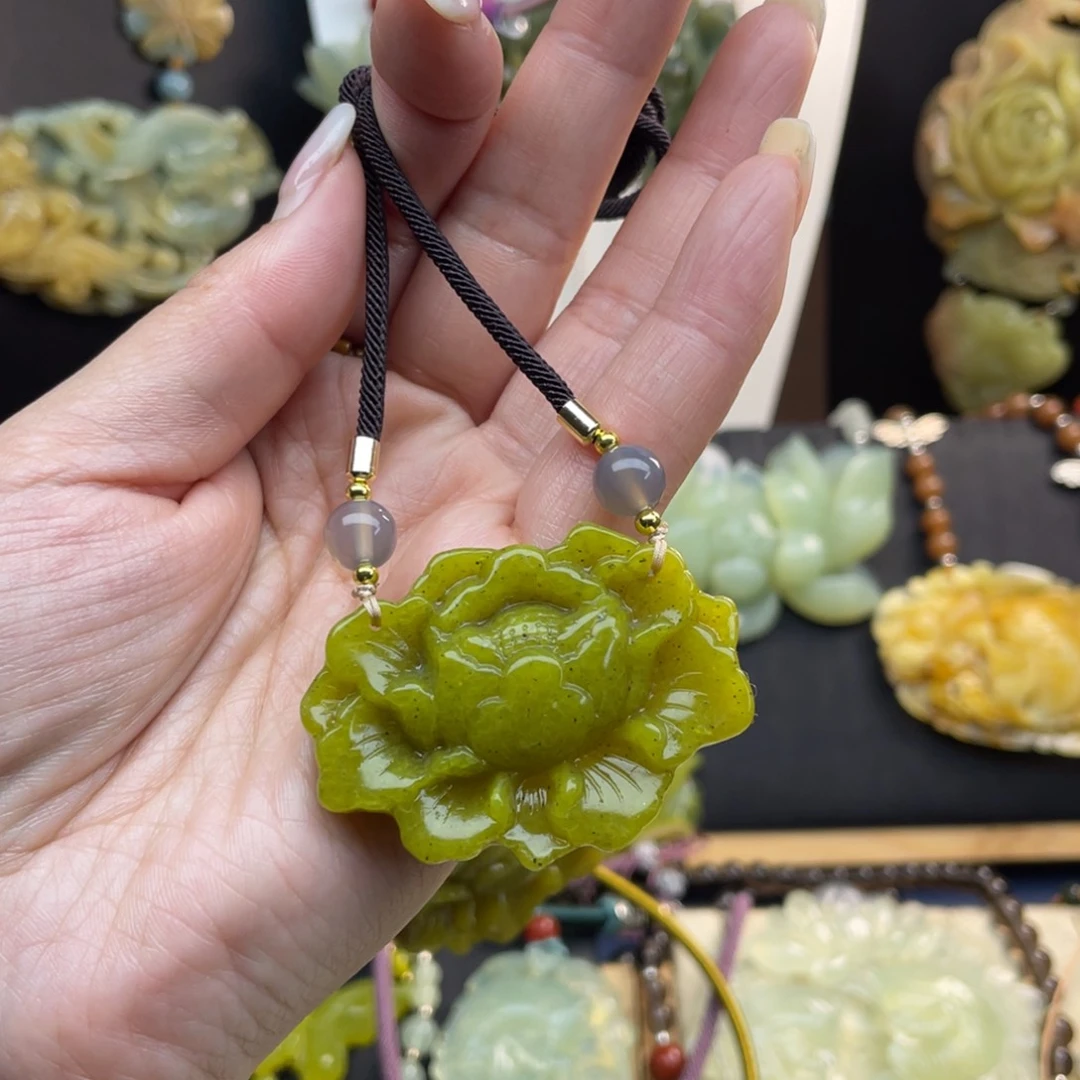 蛇纹石玉颈饰未镶嵌