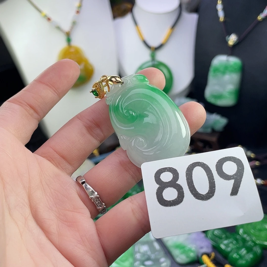 翡翠未镶嵌吊坠(赠链)