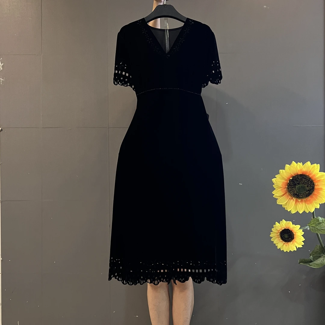 新款高品质丝绒镂空花边袖气质V领收腰显瘦大码连衣裙