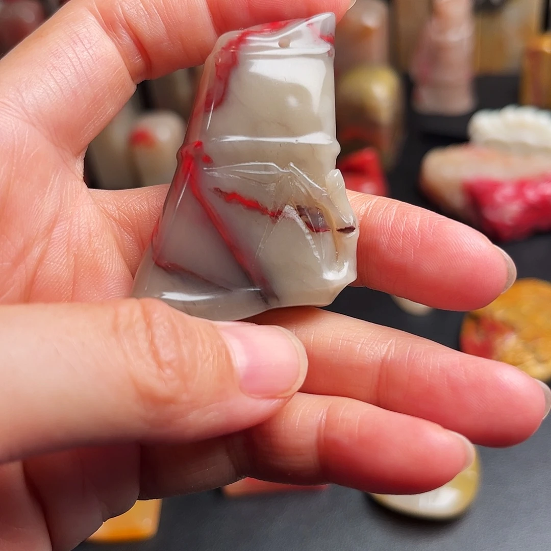 巴林石其他鸡血石挂件