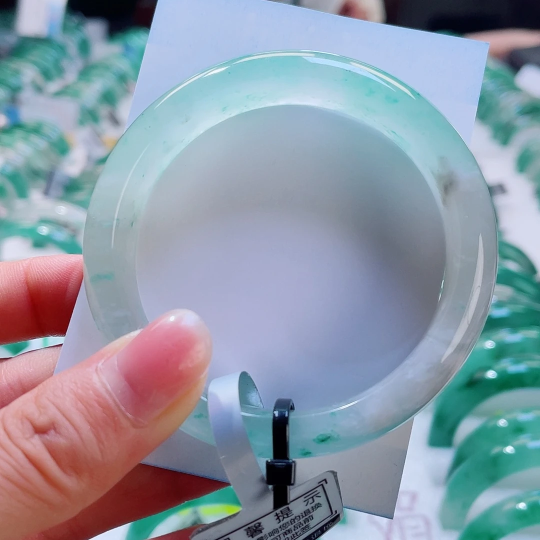 石英质玉未镶嵌颈饰一个