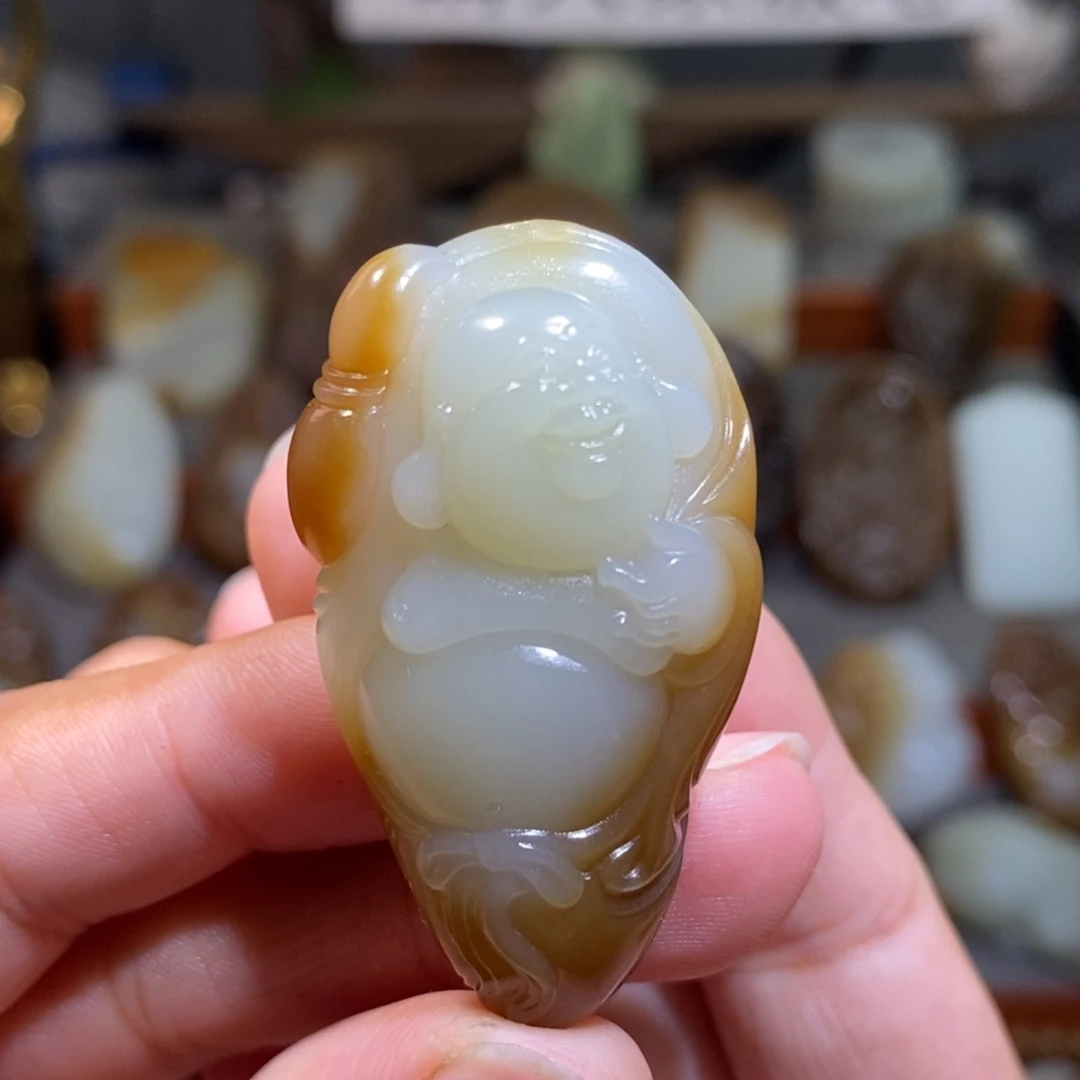 颈饰未镶嵌和田玉（糖玉）开心佛