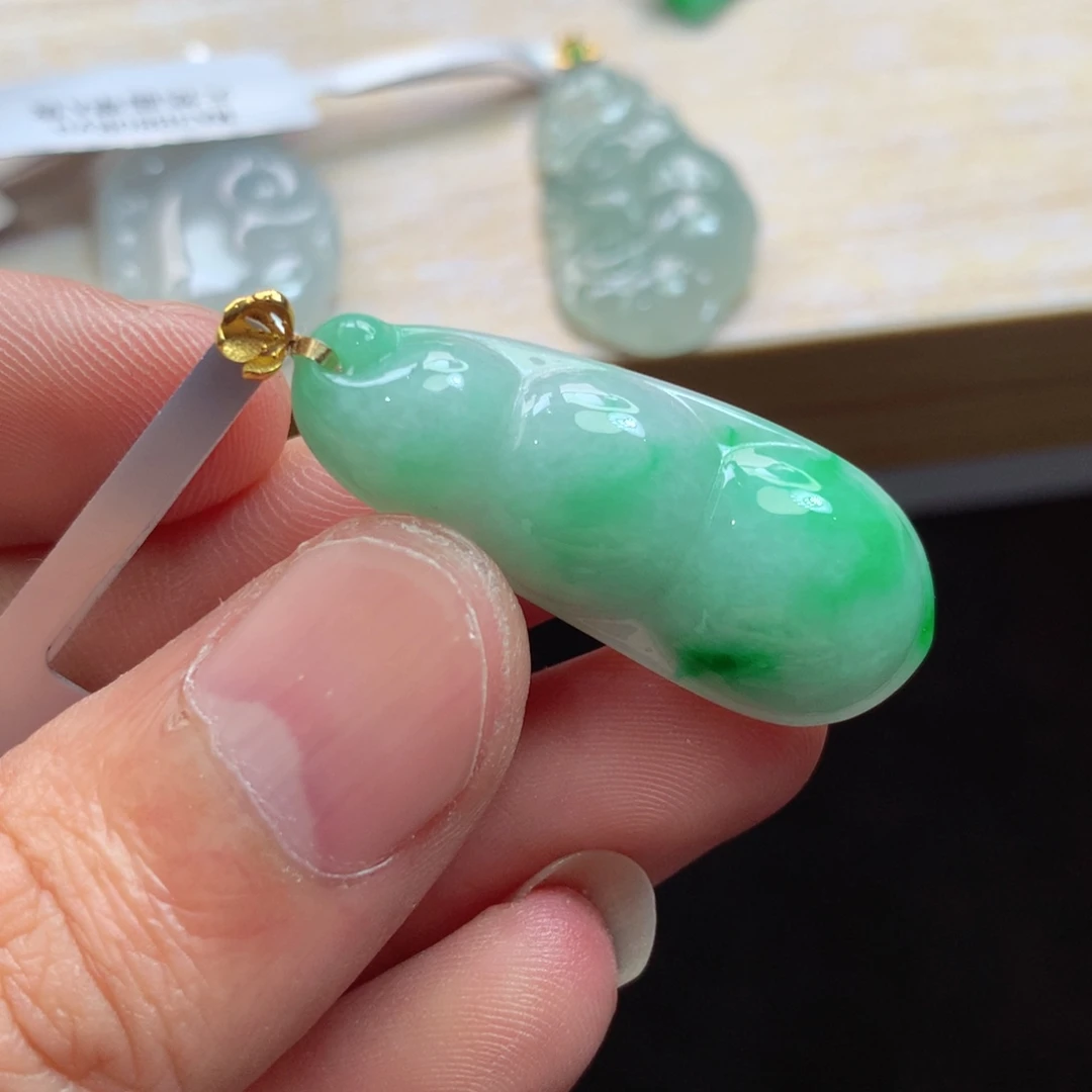 翡翠18K金镶嵌颈饰吊坠