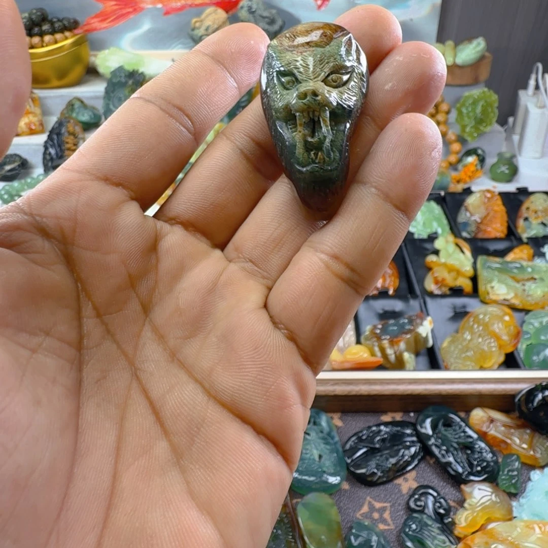 蛇纹石玉未镶嵌颈饰