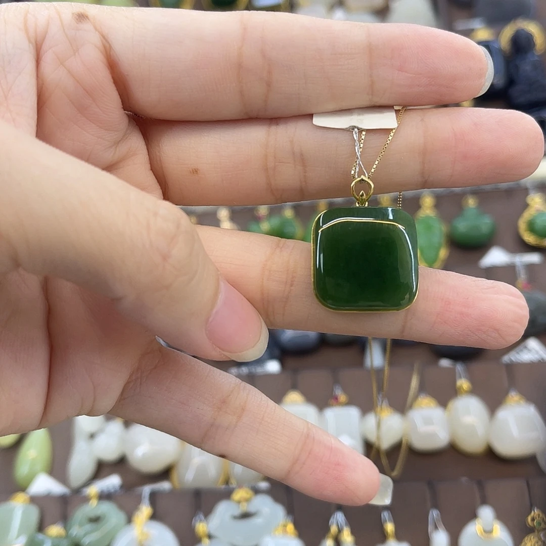 和田玉18K金镶嵌吊坠(赠链)