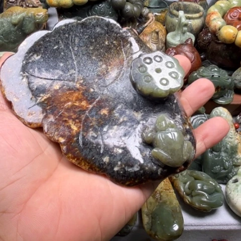 未镶嵌岫岩河磨玉（透闪石质玉）摆件й