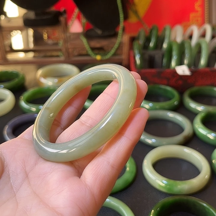 和田玉未镶嵌手镯