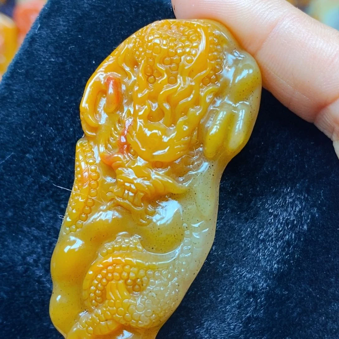 未镶嵌石英质玉（黄龙玉）颈饰