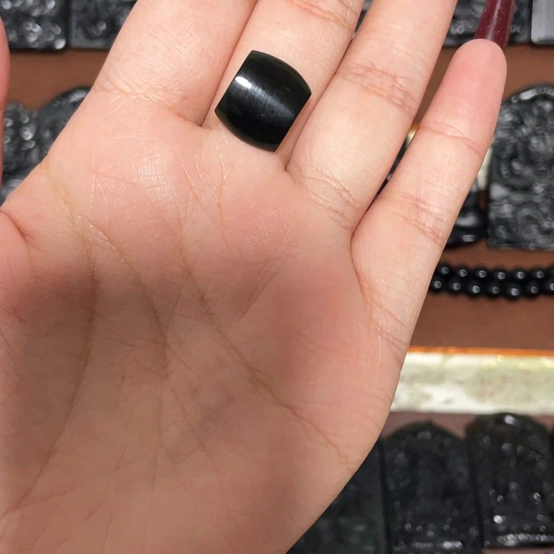 阿***迪蛇纹石玉未镶嵌颈饰