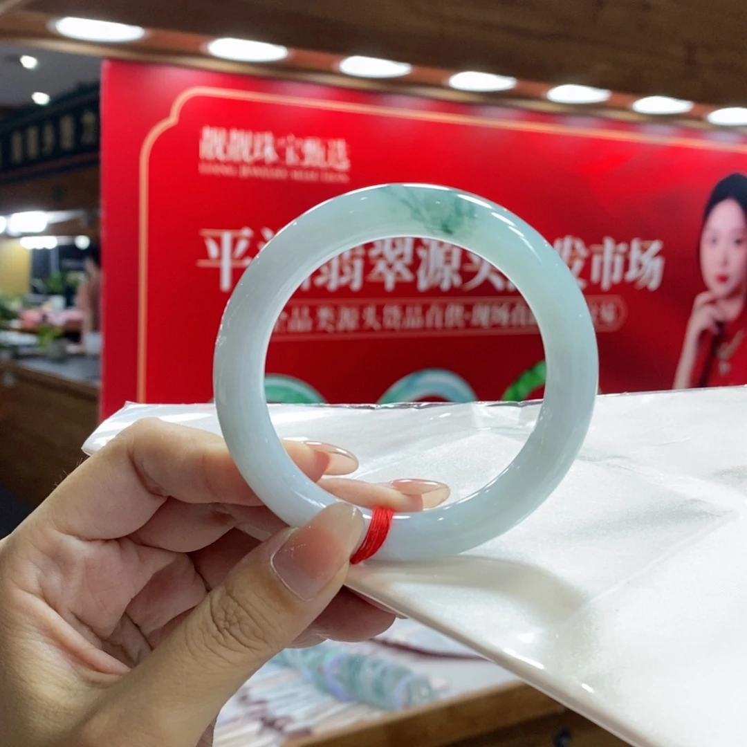 翡翠手镯未镶嵌翡翠