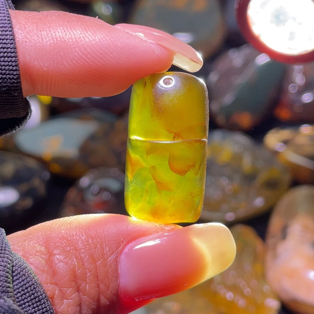 未镶嵌琥珀裸石！