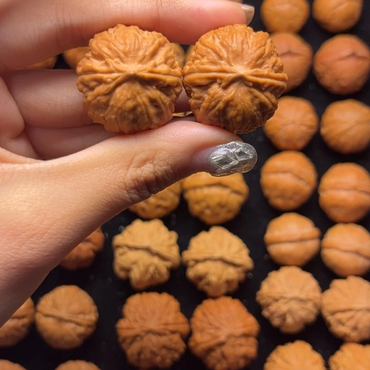 梁***铭文玩核桃吊坠核桃