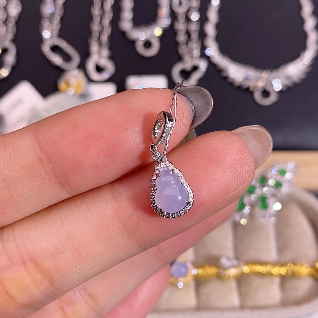 翡翠18K金镶嵌颈饰吊坠