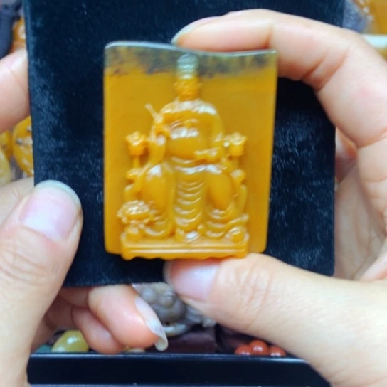 石英质玉（黄龙玉）未镶嵌颈饰