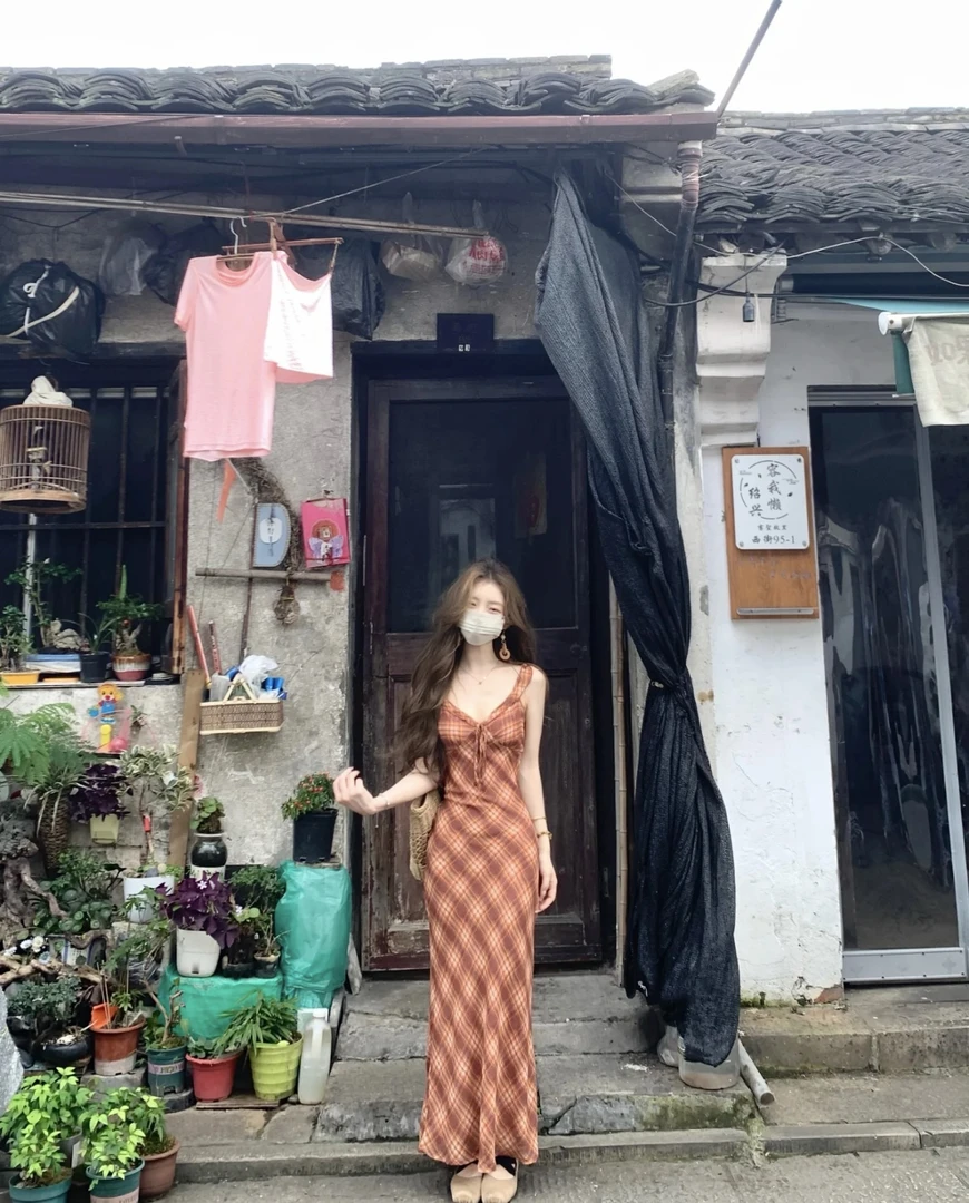 法式复古度假风V领格纹显瘦吊带连衣裙女夏季Q156