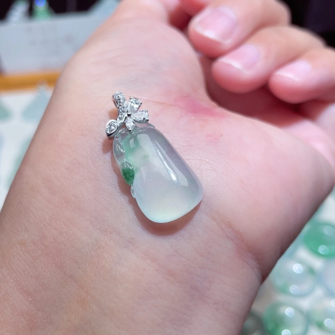 颈饰18K金镶嵌翡翠福瓜