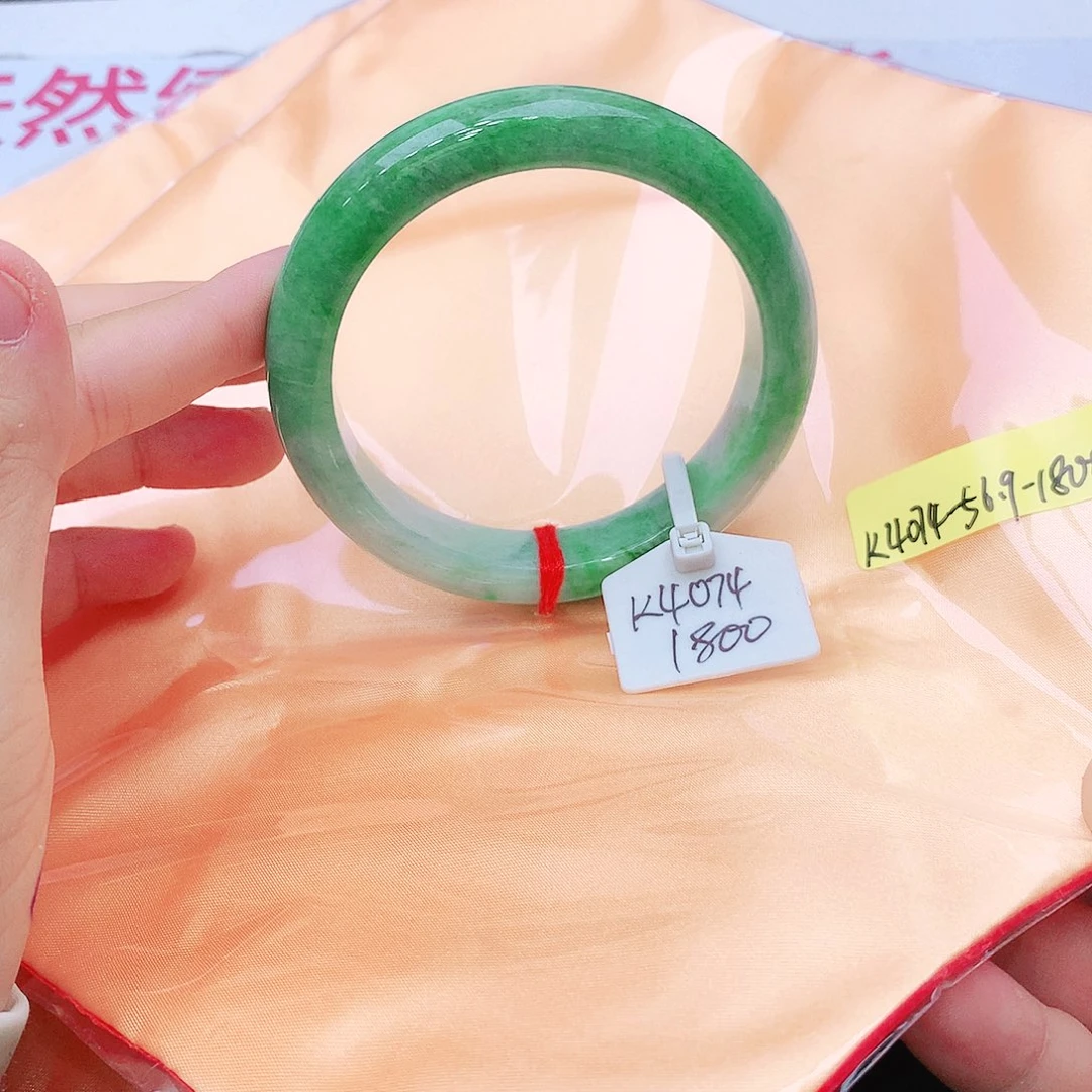 钟***亿翡翠未镶嵌手镯我