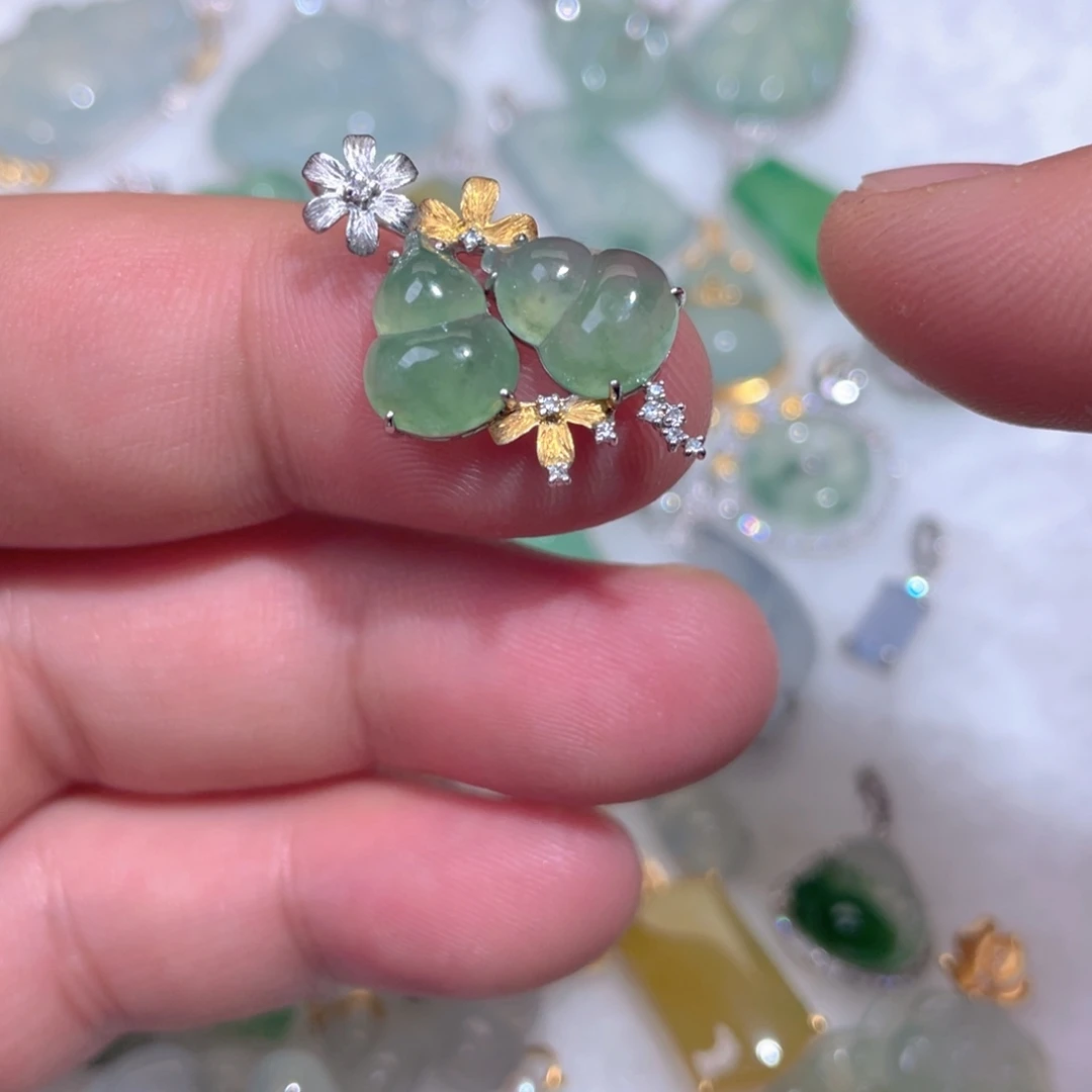 翡翠18K金镶嵌颈饰