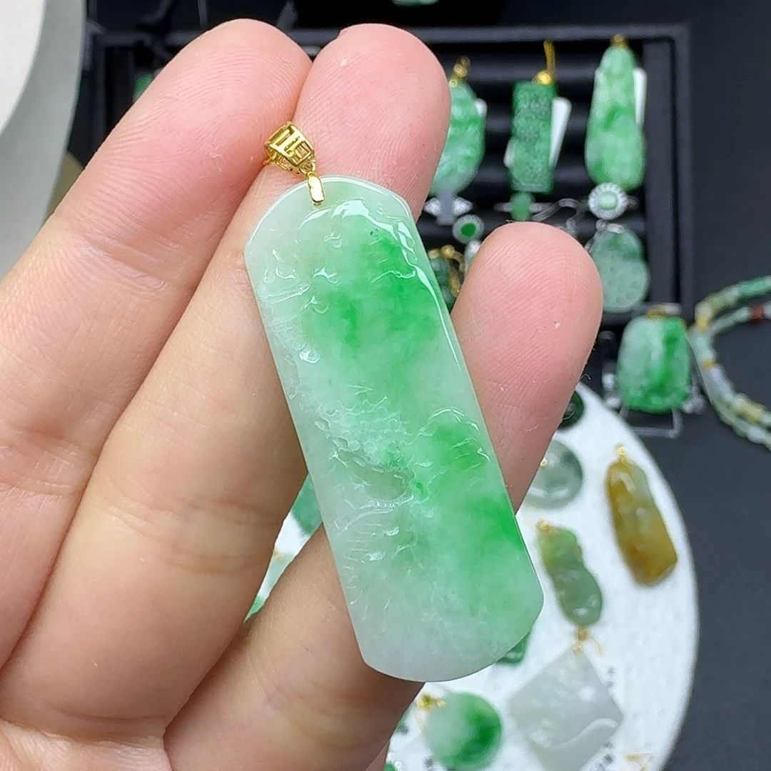 翡翠18K金镶嵌颈饰