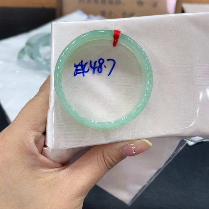 翡翠手镯未镶嵌翡翠