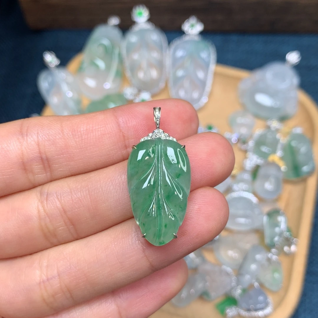 e***m翡翠18K金镶嵌颈饰翡翠