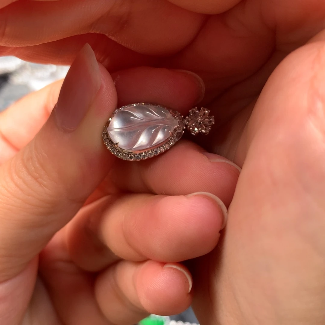 颈饰18K金镶嵌翡翠芭蕉叶吊坠