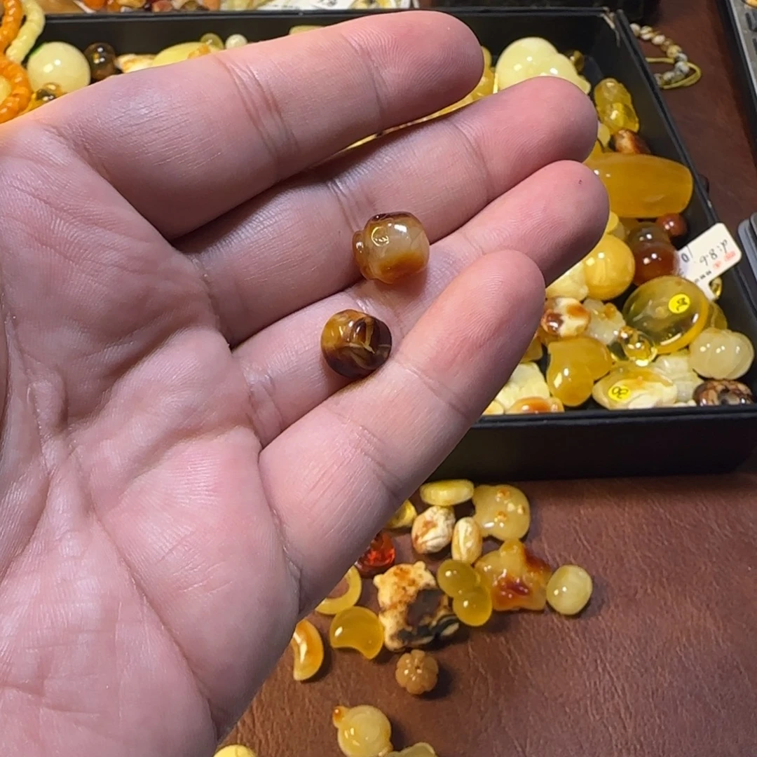 琥珀未镶嵌裸石1.4克两个