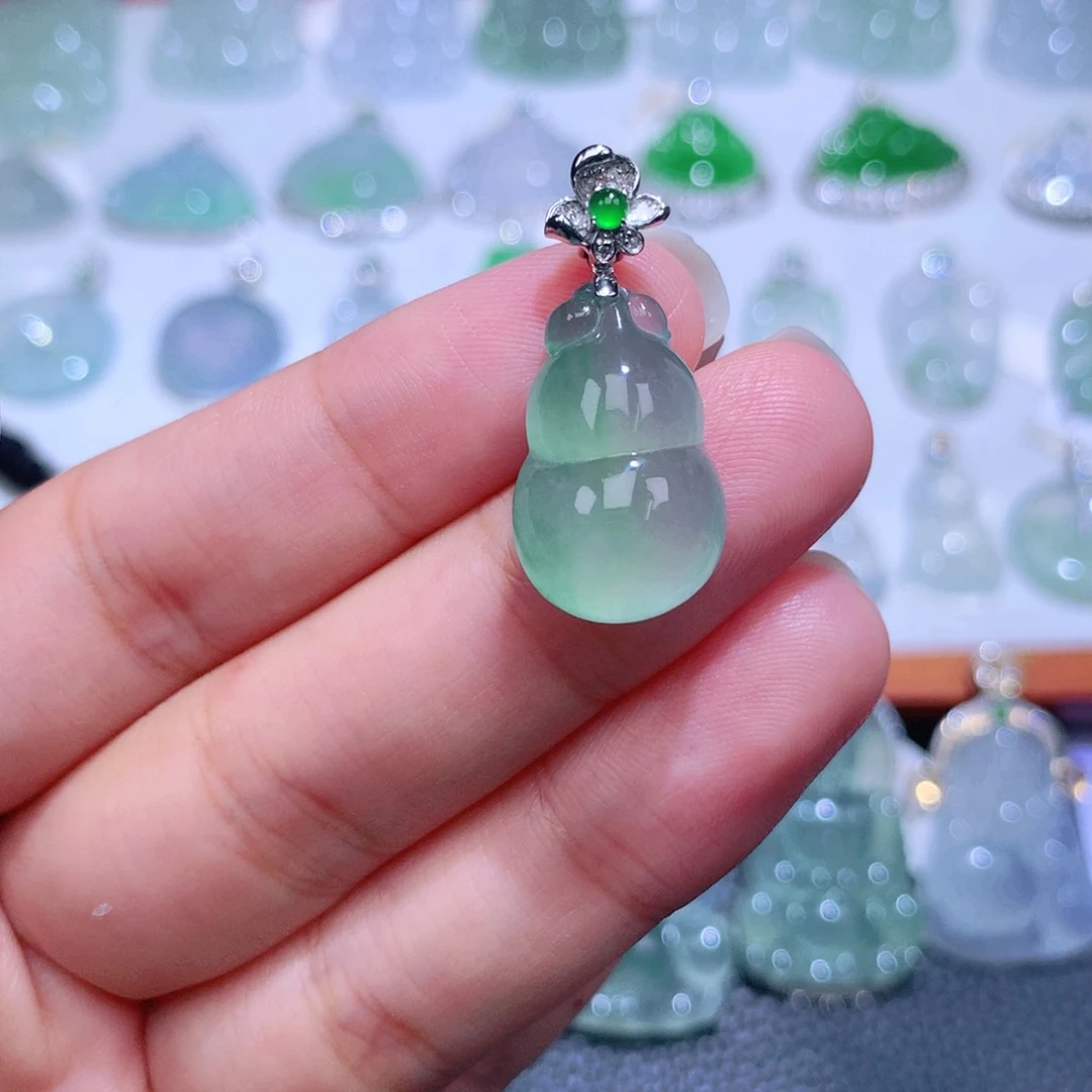 颈饰18K金镶嵌翡翠葫芦