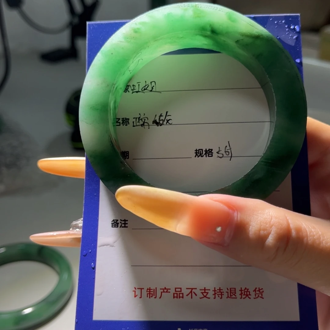 虹***姐未镶嵌手镯石英质玉定制