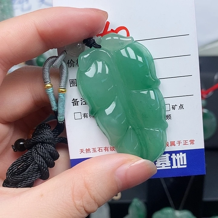 石英质玉（非洲翠）未镶嵌颈饰