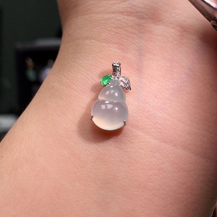 翡翠18K金镶嵌颈饰葫芦