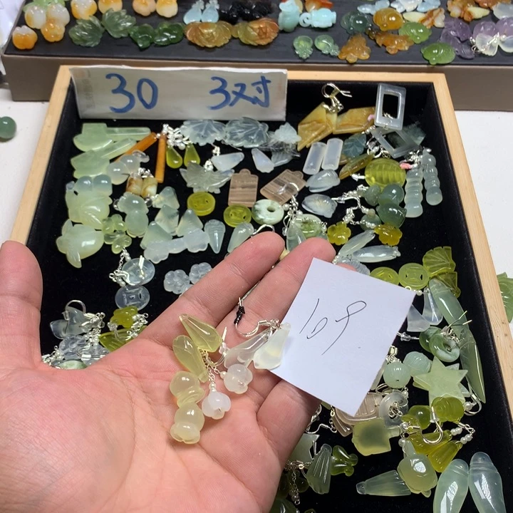 芳***作蛇纹石玉未镶嵌耳钉