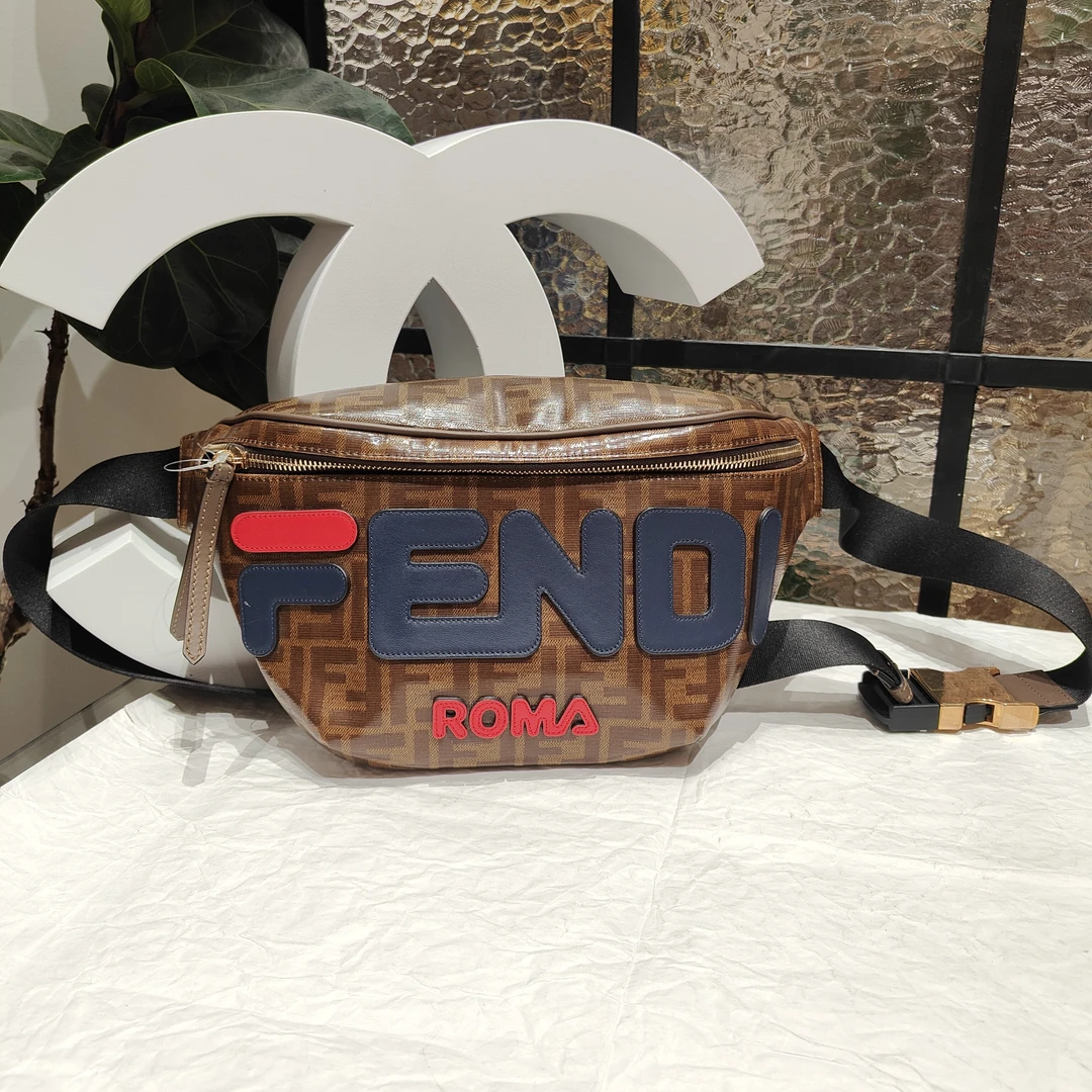 95新 FENDI/芬迪 Fendi老花胸包斜挎包 25010122-02