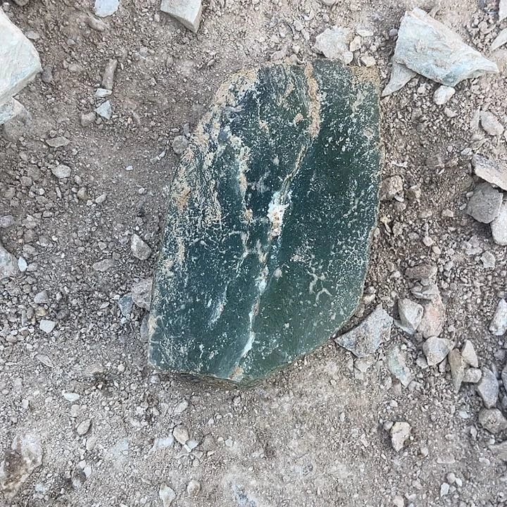 晴***里蛇纹石玉未镶嵌天然岫玉原石多样性发一