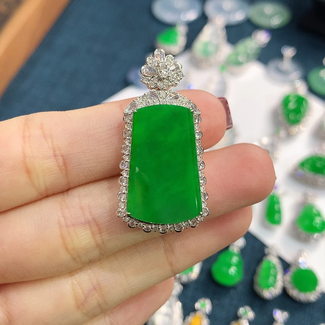 翡翠18K金镶嵌颈饰48小时鉴赏 毛衣链无事牌