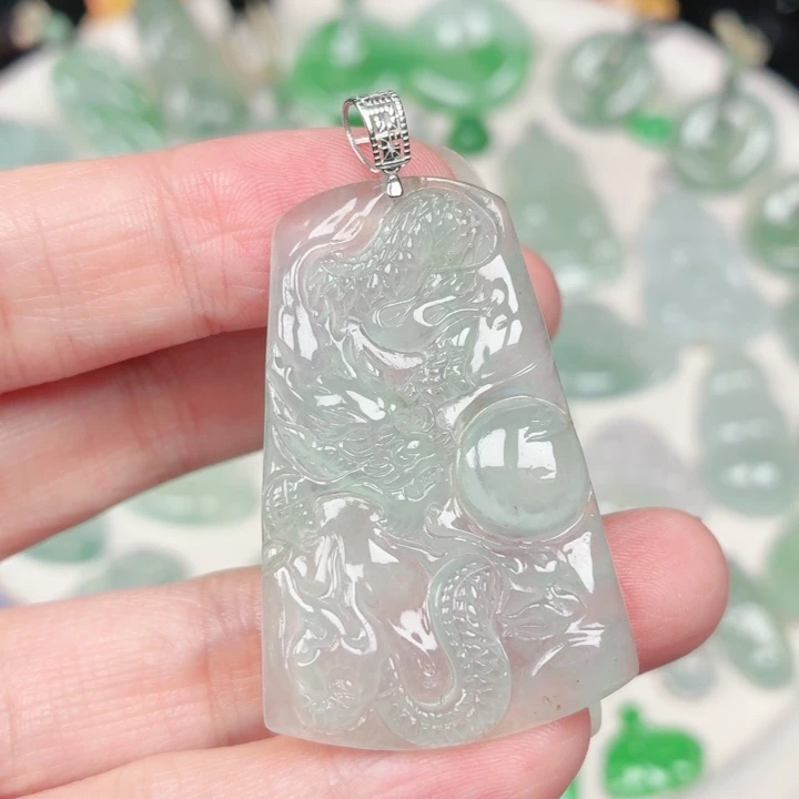 翡翠18K金镶嵌颈饰缅甸天然A货翡翠