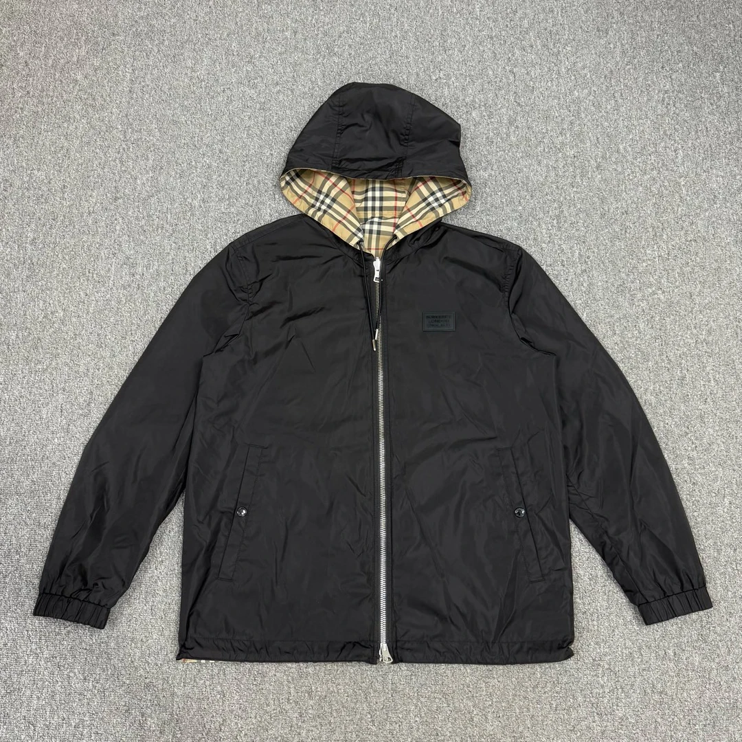 99新 BURBERRY/博柏利 13488593黑色经典格纹双面穿尼龙外套 M码