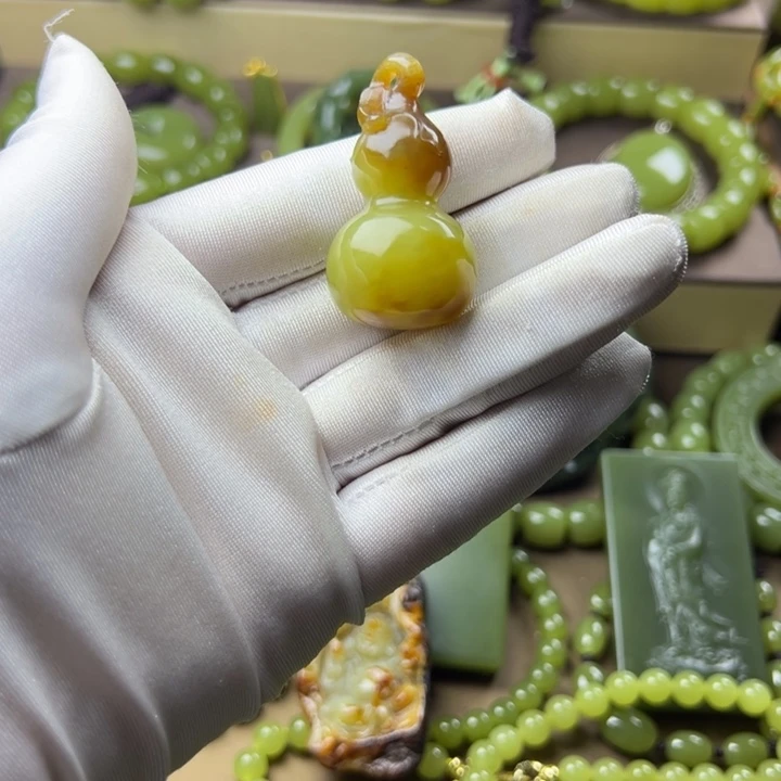 未镶嵌岫岩老玉（透闪石质玉）挂件