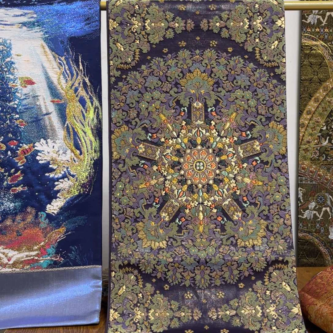 织绣织锦缎。织锦，