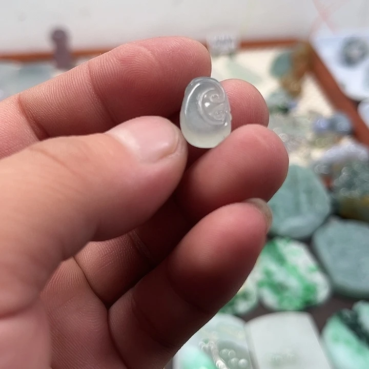 翡翠未镶嵌颈饰如意