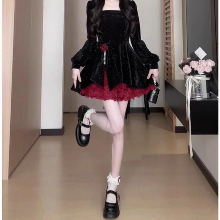 松本丧丧秋冬丝绒连衣裙女过年新款显瘦收腰长袖方领撞色新年战袍