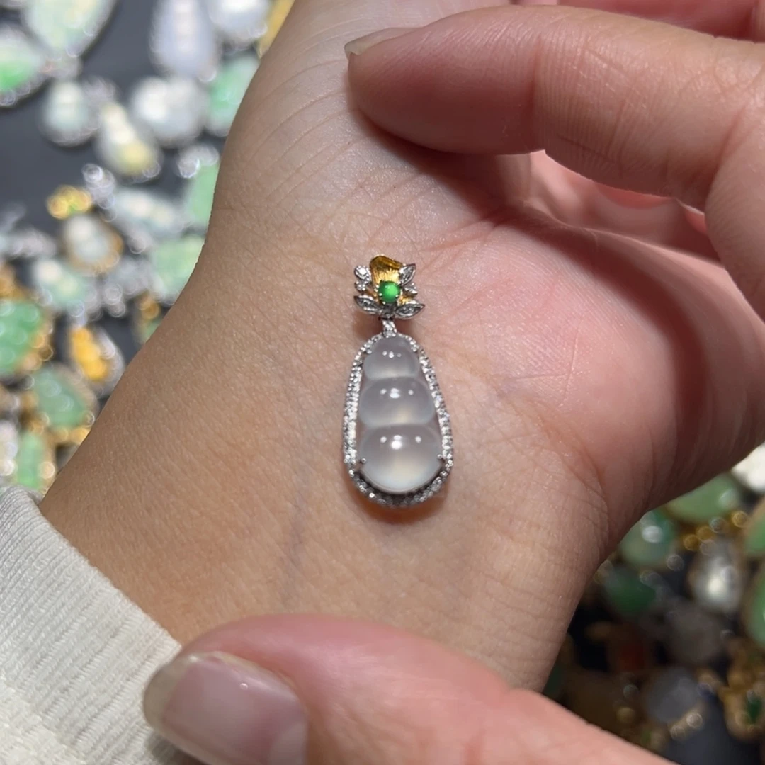 翡翠颈饰18K金镶嵌哆****烧吊坠